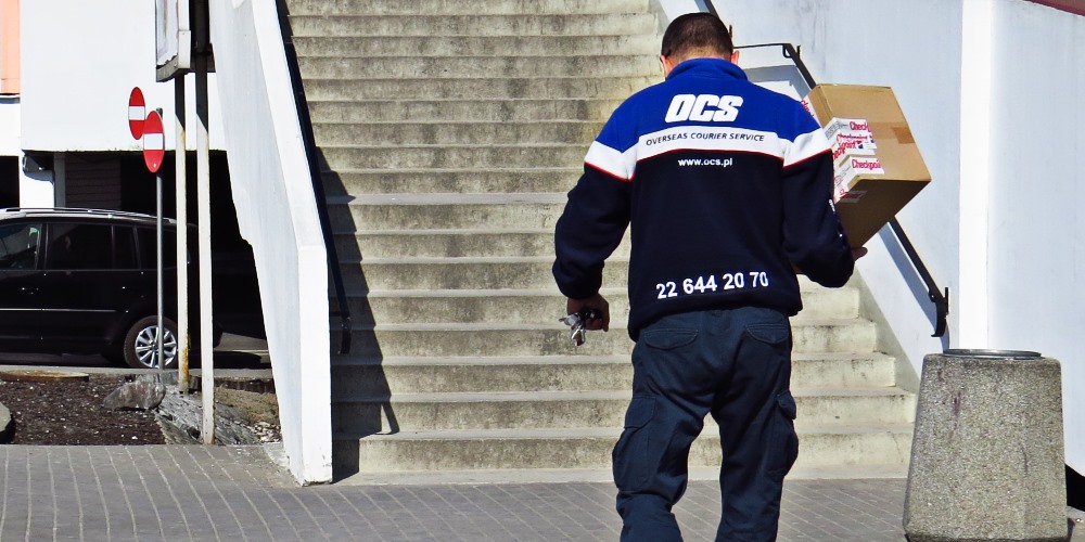 Kurier OCS dostarcza paczkę